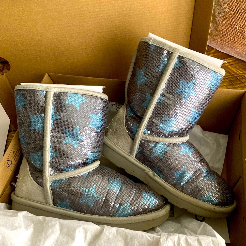 Girls size 1 UGG boot